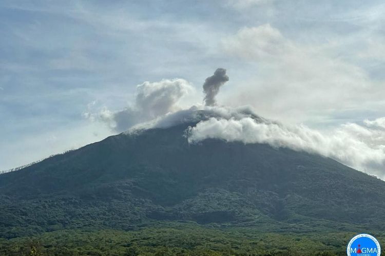 Foto: Gunung api Ile Lewotolok, Kabupaten Lembata, NTT, erupsi, Senin (4/7/2022) sekitar pukul 08.25 Wita.