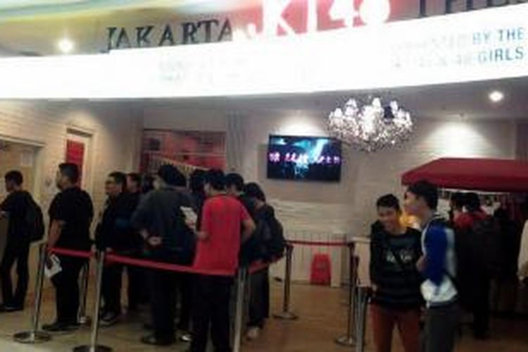 Para penggemar tengah mengantre membeli tiket pertunjukkan salah satu kelompok idola di kawasan Senayan Jakarta, Sabtu (14/12/2013)