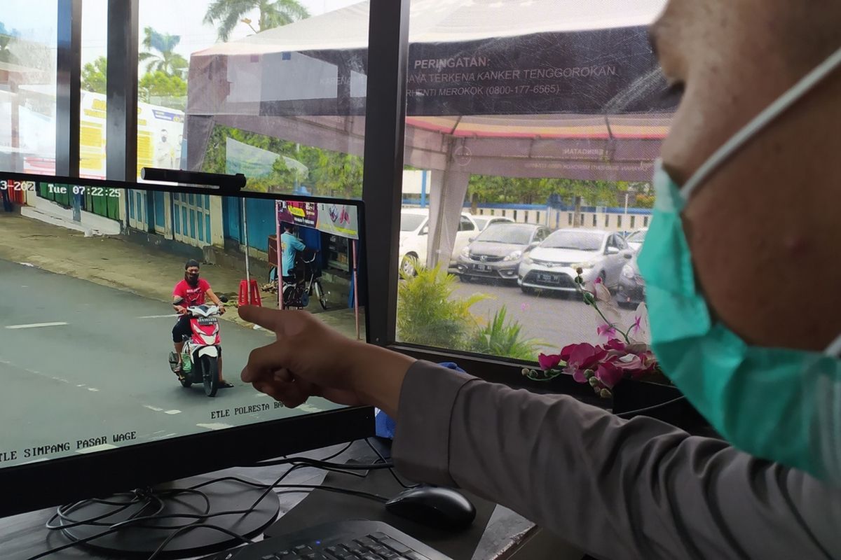 Anggota Polisi menunjukkan pelanggaran lalu lintas yang tertangkap kamera ETLE dari Ruang Pos Jaga ETLE Satlantas Polresta Banyumas, Jawa Tengah, Selasa (23/3/2021).