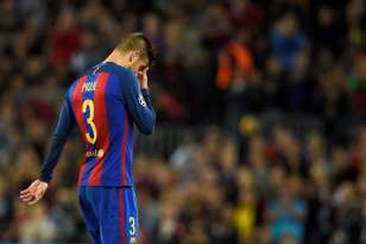Gerard Pique meninggalkan lapangan Stadion Camp Nou akibat cedera pergelangan kaki saat Barcelona menang 4-0 atas Manchester City pada partai fase grup Liga Champions di Stadion Camp Nou, Rabu (19/10/2016).