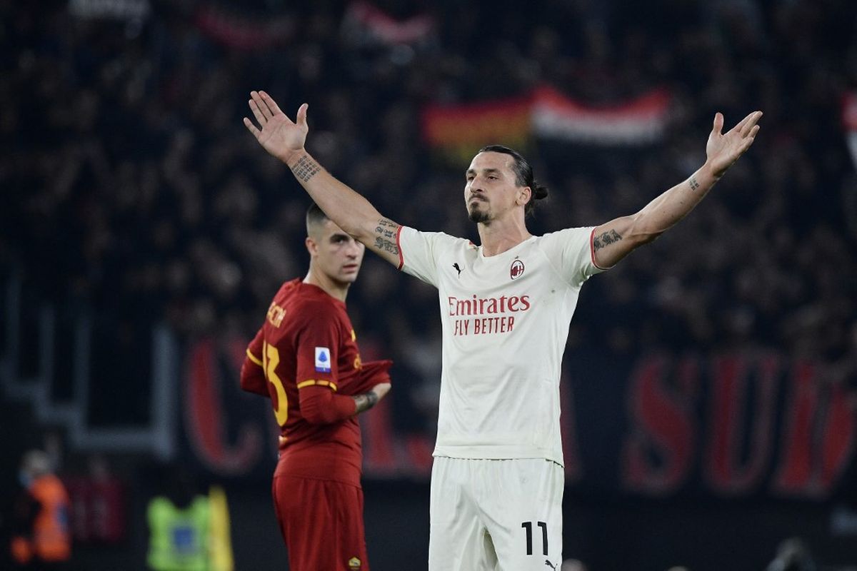 Penyerang AC Milan Zlatan Ibrahimovic beselebrasi usai mencetak gol ke gawang AS Roma pada laga lanjutan pekan ke-11 Liga Italia 2021-2022 di Stadion Olimpico, Roma, Senin (1/11/2021) dini hari WIB.