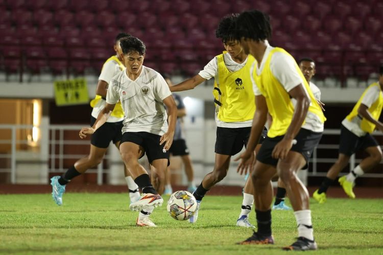 Pemain Timnas Indonesia U20 latihan perdana untuk persiapan Kualifikasi Piala Asia U20 2023 di Lapangan Thor Surabaya, Rabu (7/9/2022) malam. 