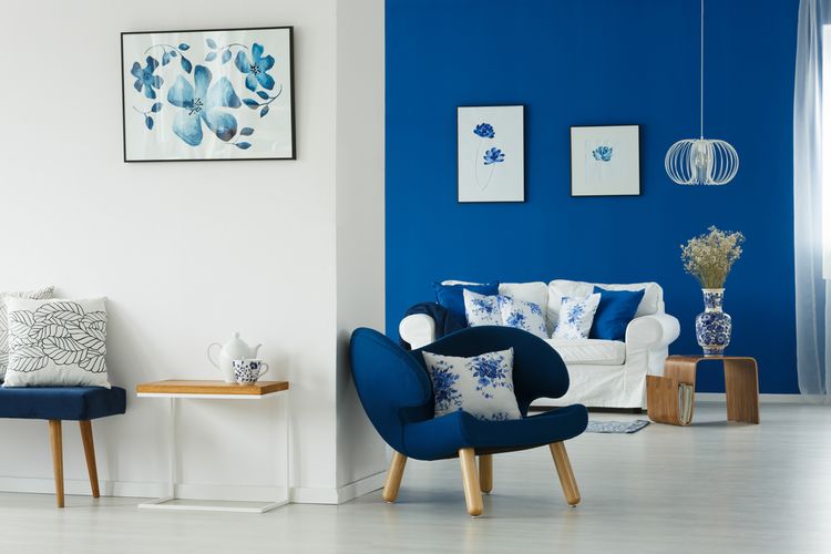 Pengaplikasikan kombinasi cat warna putih dan biru dalam ruangan. 