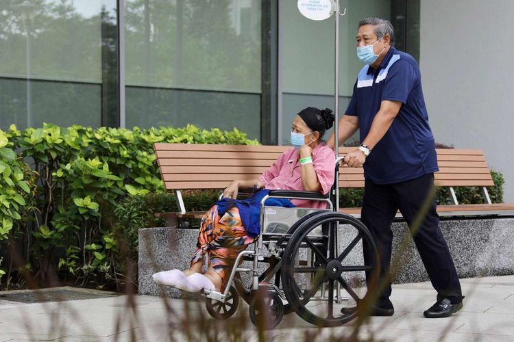 Ani Yudhoyono didampingi oleh Presiden keenam RI Susilo Bambang Yudhoyono saat keluar dari ruang perawatan di National Universtiy Hospital, Singapura, Kamis (16/5/2019).