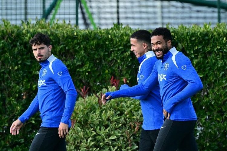 Pemain-pemain Chelsea, Pedro Neto, Enzo Fernandez, dan Reece James mengambil bagian dalam sesi latihan tim di fasilitas latihan Chelsea di Cobham di Stoke D'Abernon, barat daya London pada 29 September 2025.