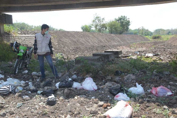 SAMPAH—Bupati Madiun, Ahmad Dawami yang akrab disapa Kaji Mbing menemukan banyak tumpukan sampah di aliran sungai piring Kabupaten Madiun, Selasa (20/10/2020).