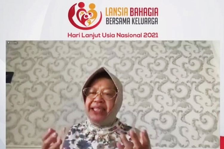 Menteri Sosial (Mensos) Tri Risma Rismaharini dalam peringatan Hari Lanjut Usia Nasional (HLUN) 2021 di Balai Budhi Dharma, Bekasi, pada Sabtu (29/5/2021)