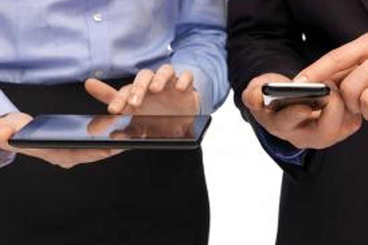 Ilustrasi pengguna komputer tablet dan ponsel pintar
