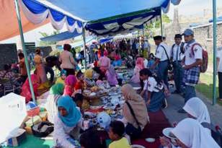 Seribu talang berisikan makanan berat berada di sekeliling Benteng Keraton Kesultanan Buton, Senin (17/10/2016). Seribu  talang tersebut merupakan bagian dari Festival Kota Tua Keraton Kesultanan Buton di Baubau, Sulawesi Tenggara.