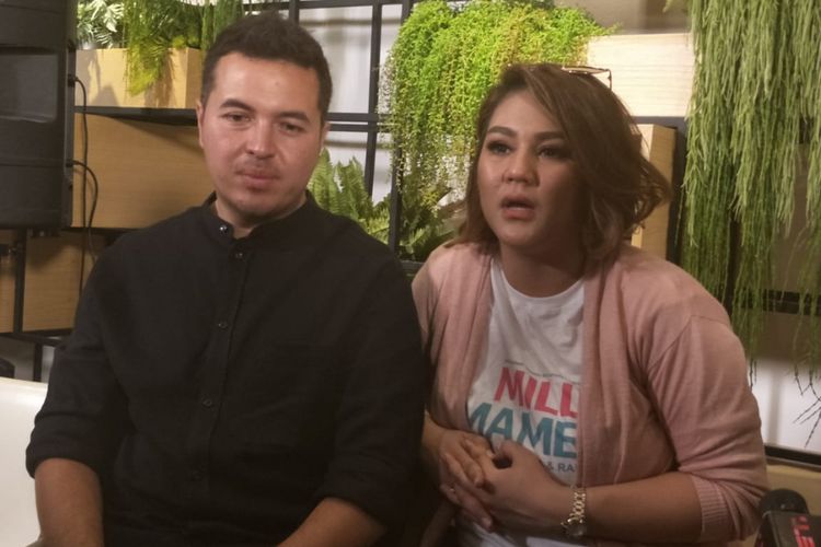Sissy Priscillia dan suaminya Rifat Sungkar saat diwawancarai usai jumpa pers peluncuran teaser film Milly & Mamet di Hong Kong Kafe, Menteng, Jakarta Pusat, Kamis (12/7/2018).