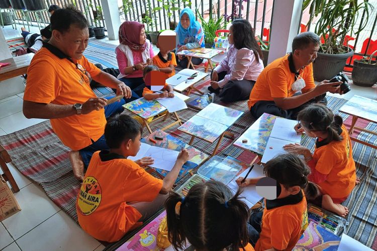 Kegiatan belajar menggambar bagi anak-anak dengan HIV/AIDS di Rumah Aira Jalan Kaba Timur, Kelurahan Tandang, Kecamatan Tembalang, Kota Semarang pada bulan November 2022 lalu
