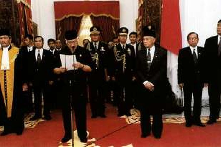 Presiden Soeharto saat mengumumkan mundur dari jabatannya di Istana Merdeka, pada 21 Mei 1998.