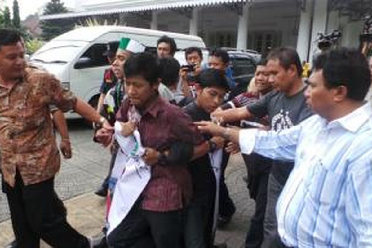 Sejumlah mahasiswa dari HMI menggelar aksi unjuk rasa di depan Balaikota, Jakarta. Petugas keamanan menggiringnya keluar.
