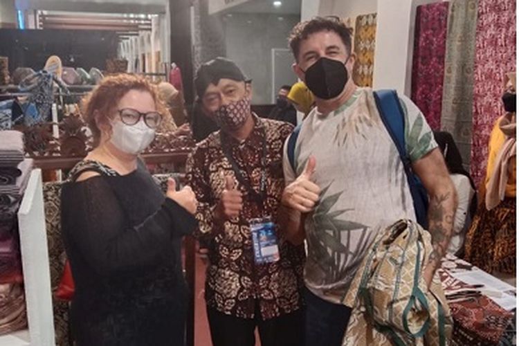 Budi Harjana yang mendapatkan pembeli dari Australia di INACRAFT 2022. 