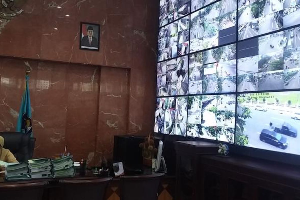 Dinding ruang kerja Risma dipenuhi layar monitor CCTV