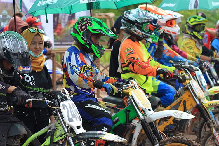 Para pembalap saat berlaga di Sijang Accor Racing Circuit, Kecamatan Galing, Kabupaten Sambas, Kalimantan Barat (9/7/2017)