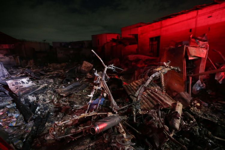 Sisa-sisa puing rumah warga dan kendaraan di Kampung Tanah Merah usai kebakaran Depo Pertamina Plumpang, Koja, Jakarta Utara, Sabtu (4/3/2023) dini hari. Kebakaran ini mengakibatkan 17 orang meninggal dunia dan 51 orang luka-luka.