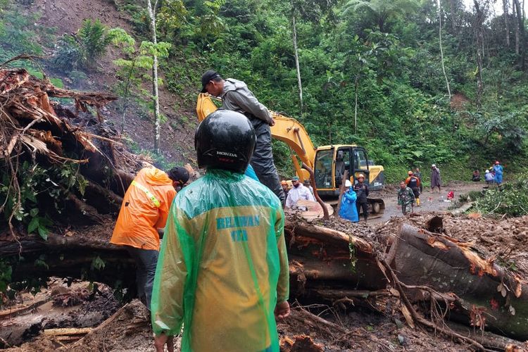 Tanah longsor di jalur perbukitan piket nol memotong jalur transportasi Lumajang-Malang, Minggu (11/9/2022).