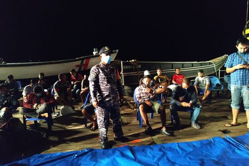 Kapal Ferry Kandas karena Hindari Nelayan, Puluhan Penumpang Dievakuasi
