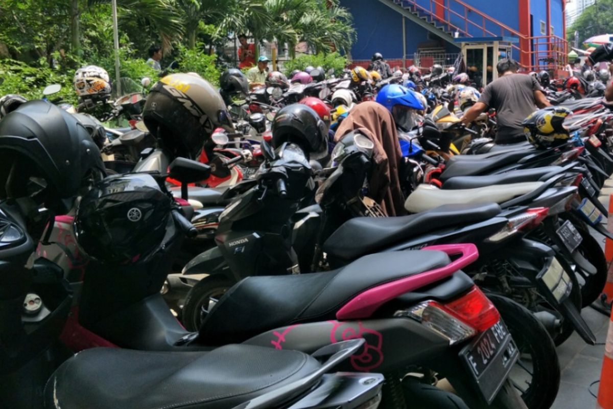 Area parkir Blok F Pasar Tanah Abang,  Jakarta Pusat,  Senin (30/10/2017).