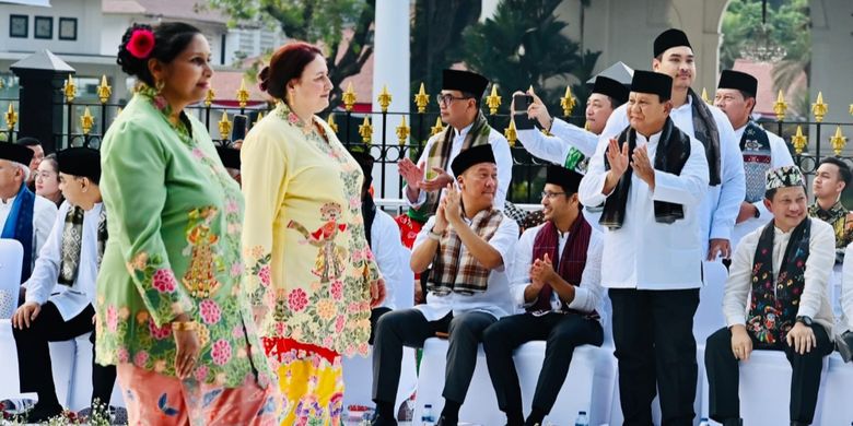 Menteri Pertahanan (Menhan) Prabowo Subianto saat menyaksikan duta besar perempuan sejumlah negara sahabat melakukan catwalk sambil berkebaya di acara Istana Berkebaya yang digelar di halaman Istana Merdeka, Jakarta, Minggu (6/8/2023).