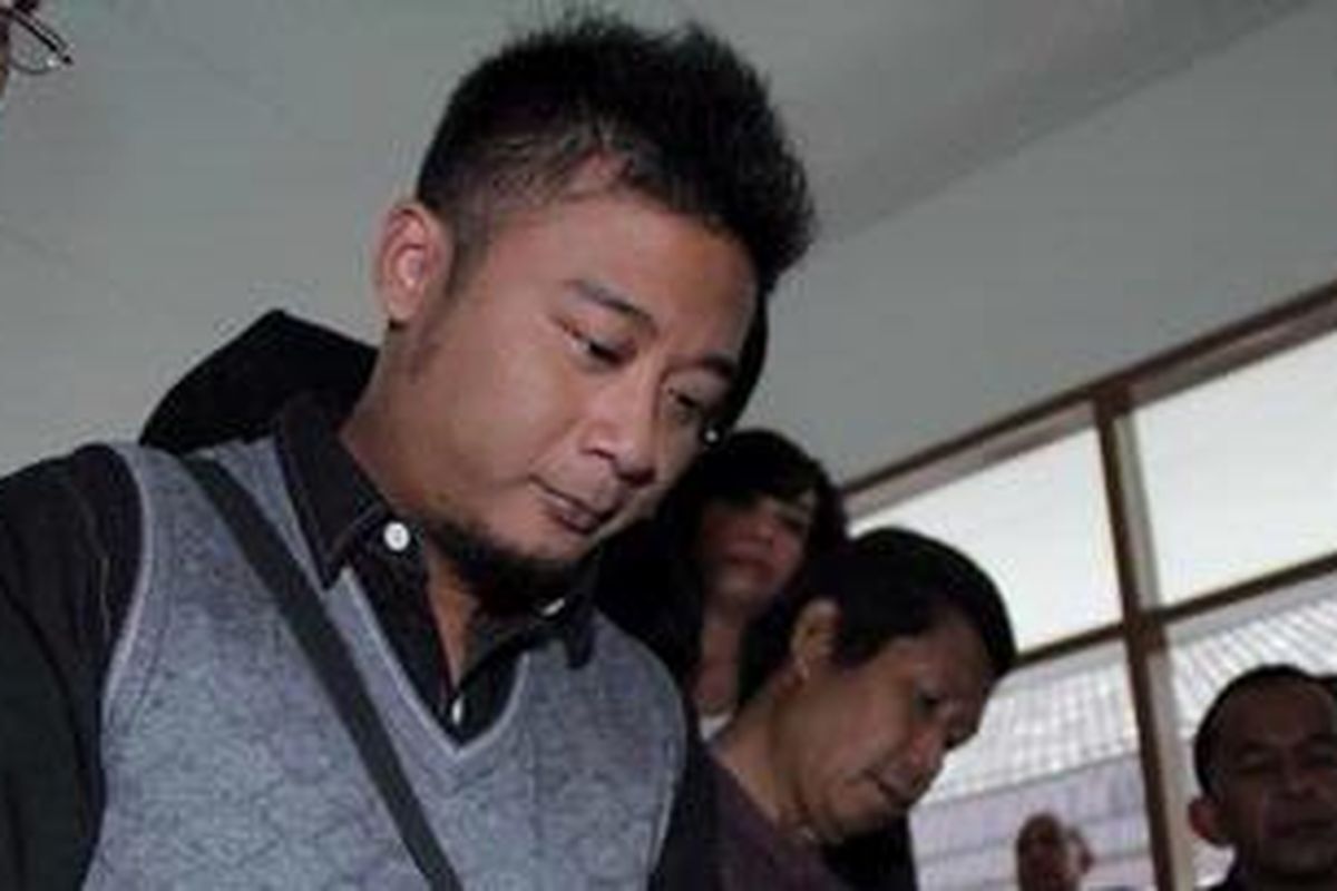 Andika, yang sudah keluar dari band Peterpan dan membentuk grup The Titans, menjadi saksi dalam sidang kasus penyebaran video-video seks dengan terdakwa Nazriel Irham atau Ariel, di Pengadilan Negeri Bandung, Senin (13/12/2010).   