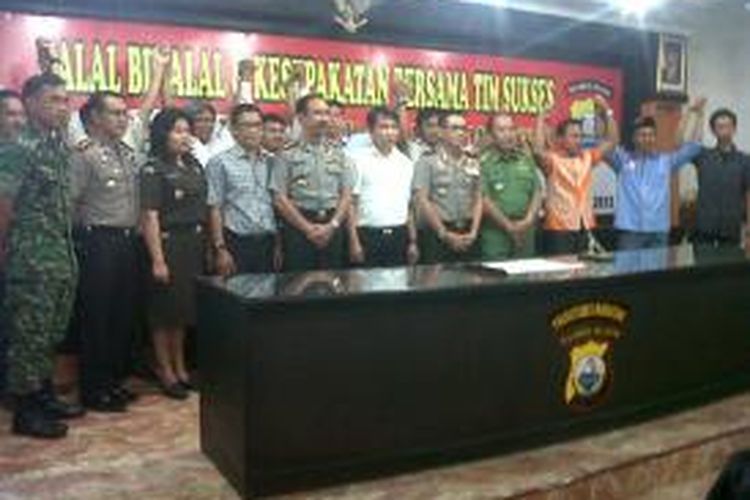 Wakapolda Sulselbar, Kapolrestabes Makassar, Walikota Makassar, Dandim 1408 BS, perwakilan Kajari Makassar, serta 10 kandidat pasangan calon Walikota dan wakil walikota Makassar.
