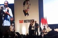Saat Jokowi Dipeluk Relawan yang Senang Usai Dapat Hadiah Sepeda