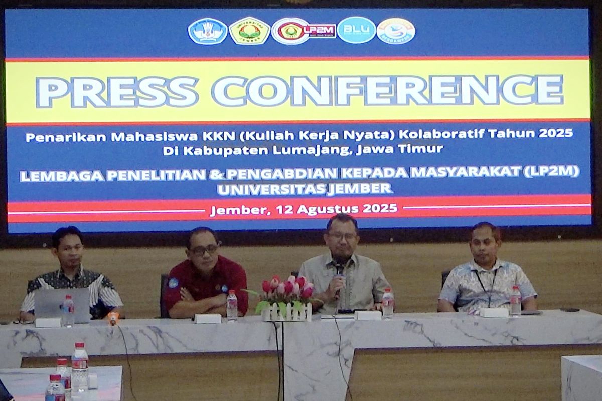 Lembaga Penelitian dan Pengabdian kepada Masyarakat (LP2M) Universitas Jember menggelar konferensi pers pasca insiden pencurian motor mahasiswa KKN kolaboratif di Kampus Tegalboto, Sumbersari, Jember, Selasa (12/8/2025).