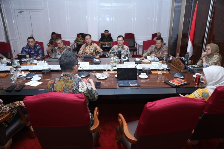 Menteri Pendayagunaan Aparatur Negara dan Reformasi Birokrasi (Menpan RB) Rini Widyantini dalam sebuah rapat.