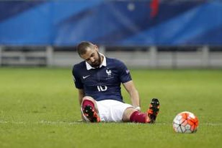 Karim Benzema mengalami cedera hamstring saat membela negaranya, Prancis, melawan Armenia pada uji coba di Stadion Allianz Riviera, Kamis (8/10/2015). 
