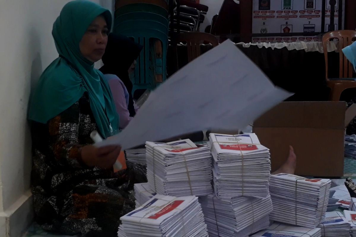 Tenaga penyortir dan pelipat surat suara di KPU kota Palopo dihonor sebesar Rp 80 perlembar, Jumat (01/03/2019)