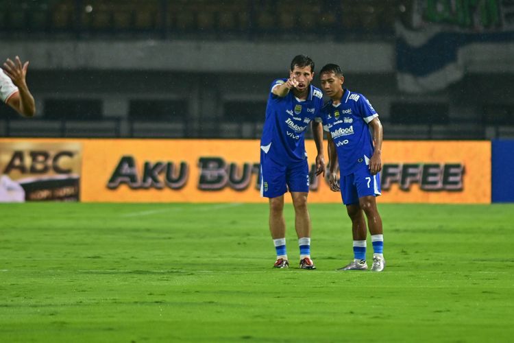 Laga Persib Bandung vs Borneo FC Samarinda diwarnai ketegangan antara dua personel Timnas Indonesia Thom Haye dan Beckham Putra, laga dimenangkan Maung Bandung dengan skor 3-1 pada Jumat (5/12/2025) di Gelora Bandung Lautan Api (GBLA). 