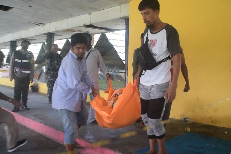 Makmur (70), seorang kakek yang sempat viral karena dirampok uang hasilnya mengemisnya ditemukan tak bernyawa di tribun Lapangan Lembah Hijau, Kota Baubau, Sulawesi Tenggara, Senin (12/4/2021).