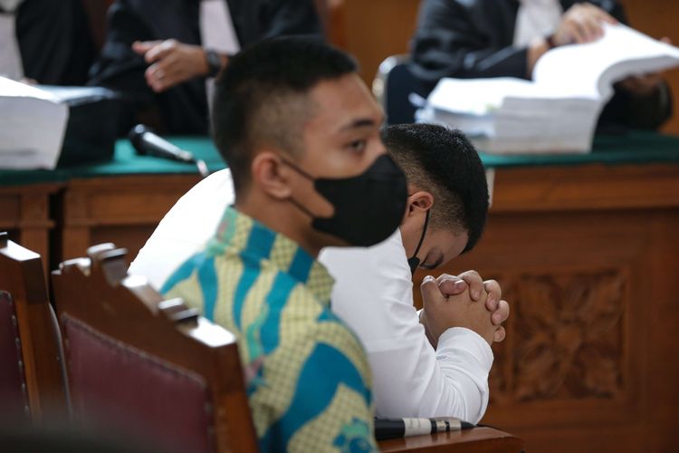 Shane Lukas (belakang), terdakwa penganiayaan remaja berinisial D berdoa sebelum menjalani sidang di Pengadilan Negeri (PN) Jakarta Selatan, Kamis (15/6/2023). Agenda sidang lanjutan kali ini mendengarkan keterangan saksi.