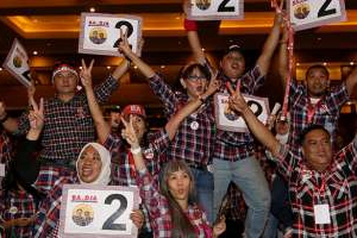 Pendukung pasangan calon cagub-cawagub Basuki Tjahaja Purnama-Djarot Saiful Hidayat berfoto bersama seusai acara pengundian nomor urut pasangan cagub dan cawagub, di JIExpo Kemayoran, Jakarta, Selasa (25/10/2016) malam. Acara pengundian nomor urut ini dihadiri oleh ribuan pendukung dari ketiga pasang calon.