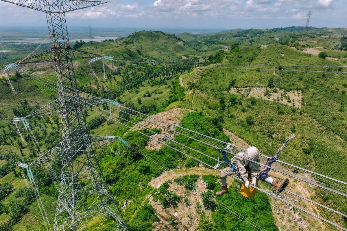 Ilustrasi petugas PLN yang sedang melakukan pemeliharaan jaringan transmisi. Tata kelola perusahaan yang apik, mampu membawa PLN ke dalam jajaran 500 perusahaan global.
