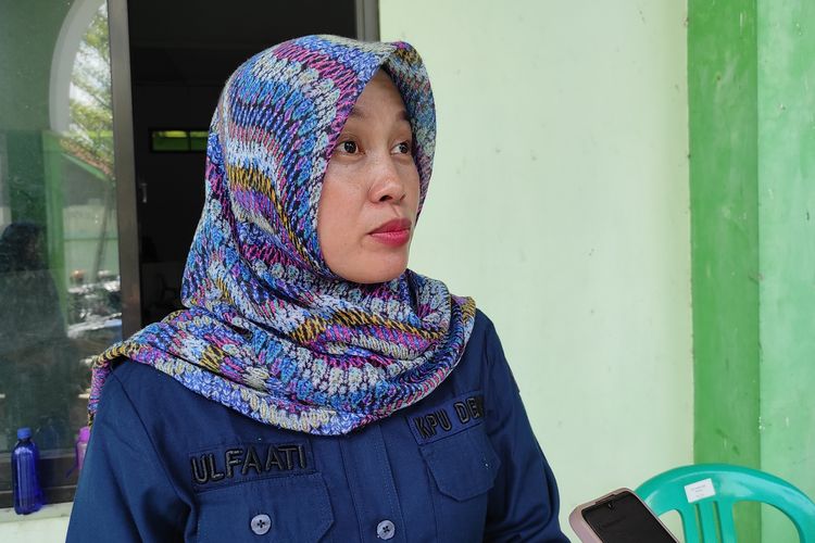 Ketua KPU Kabupaten Demak, Siti Ulfaati ditemui di gedung IPHI, Kabupaten Demak, Selasa (9/1/2024). (KOMPAS.COM/NUR ZAIDI) 