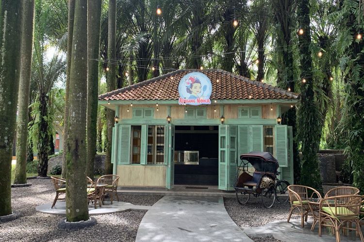 Kembang Nona, tempat makan di Enchanting Valley by Taman Safari Indonesia. Tempat makan ini menjual jajan pasar, cocok untuk ngemil sore hari, sembari memantau anak-anak yang sedang bermain di The Playground. Area bermain anak berada persis di sebelah Kembang Nona.