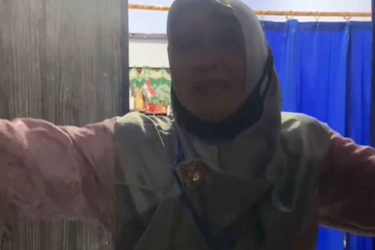 Video  seorang guru menangis saat mendapatkan kado perpisahan dari muridnya viral di media sosial TikTok.