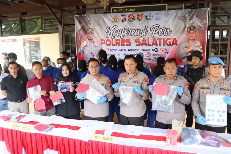 Penjudi dadu kopyok dan penjual togel berhasil ditangkap polisi