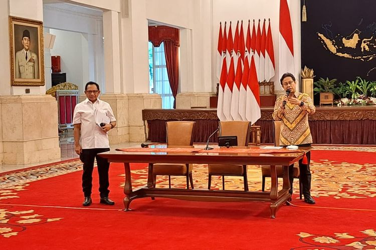 Menteri Kesehatan Budi Gunadi Sadikin dan Menteri Dalam Negeri Tito Karnavian memberikan keterangan pers mengenai pencabutan PPKM di Istana Negara, Jakarta, Jumat (30/12/2022).