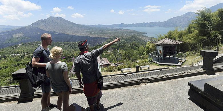 Wisatawan asing menikmati keindahan kawasan wisata geopark Gunung Batur di Kecamatan Kintamani, Kabupaten Bangli, Bali, Rabu (4/10/2017). Banyak wisatawan yang mengurungkan niat berkunjung ke Gunung Agung dan mengalihkan tujuan wisata ke kawasan Gunung Batur.
