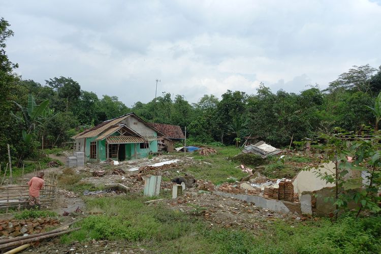 Sejumlah rumah rusak dan roboh akibat pergerakan tanah di Kampung Jampang Cikoneng, Kecamatan Cimarga, Kabupaten Lebak, Banten, Senin (1/2/2021)