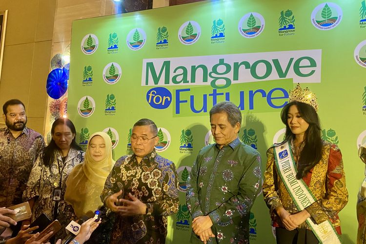 Wamen LHK Alue Dohong dan Kepala Badan Restorasi Gambut dan Mangrove (BRGM) Hartono saat jumpa media usai pembukaan Mangrove for Future di Jakarta, Jumat (26/7/2024). 