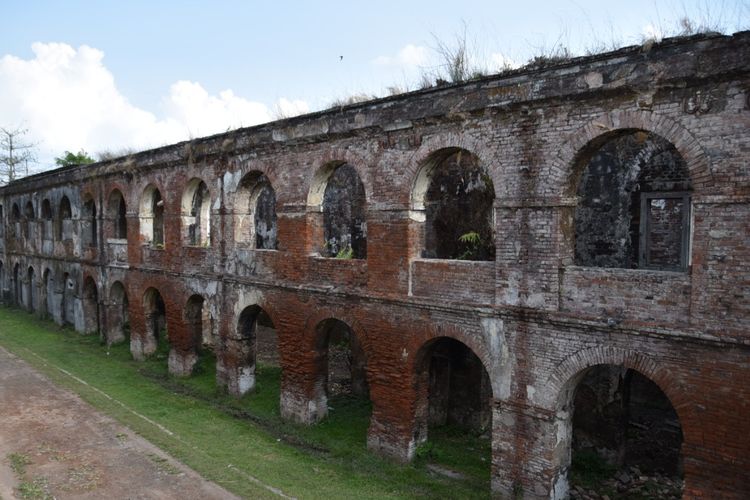 Benteng Fort Willem I atau Benteng Pendem Ambarawa, destinasi wisata sejarah di Jawa Tengah yang merupakan peninggalan pemerintah kolonial Belanda.