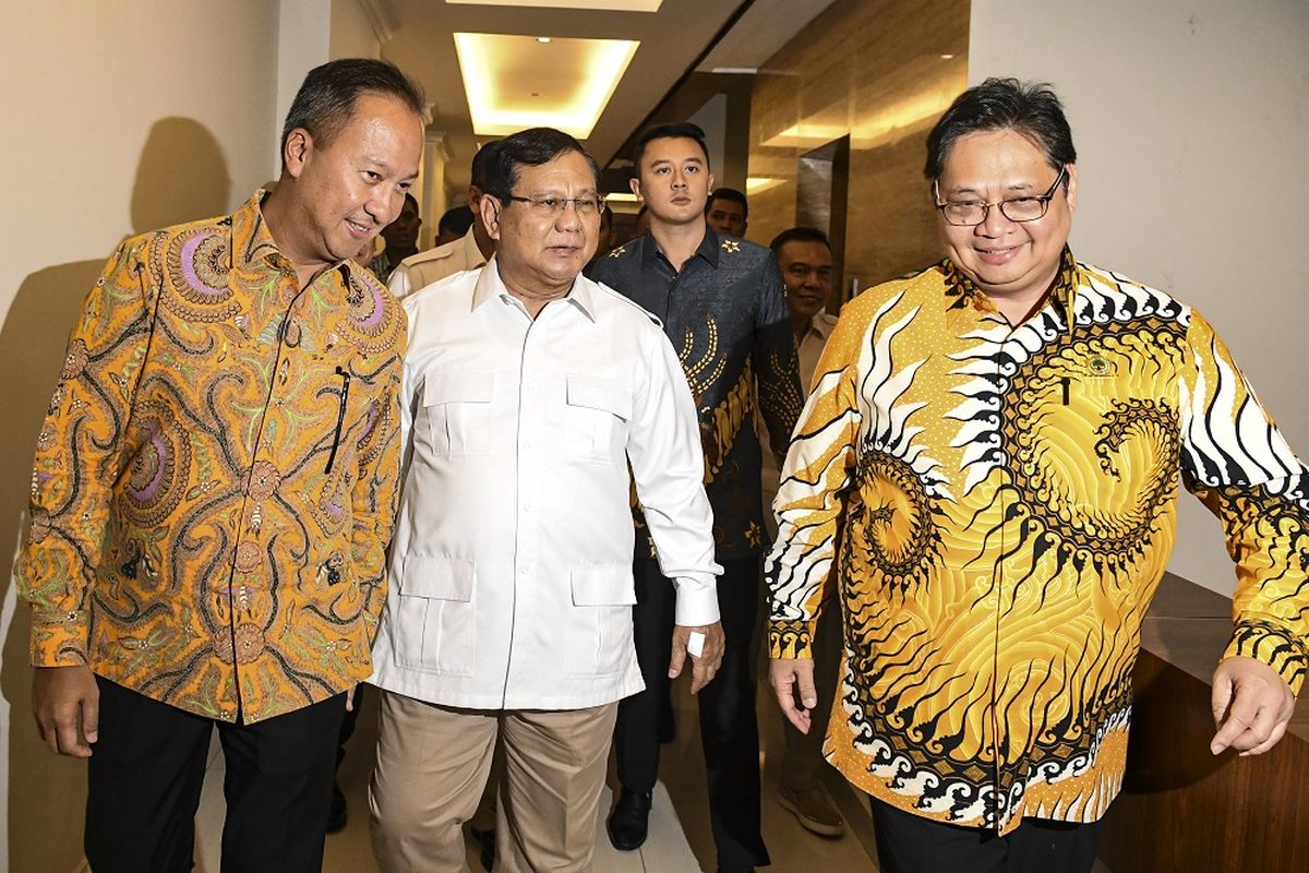 Ketua Umum Partai Golkar Airlangga Hartarto (kanan) berjalan bersama Ketua Umum Partai Gerindra Prabowo Subianto (tengah) dan Pengurus DPP Partai Golkar Agus Gumiwang Kartasasmita (kiri) saat akan melakukan pertemuan di Jakarta, Selasa (15/10/2019). ANTARA FOTO/Muhammad Adimaja/wsj.