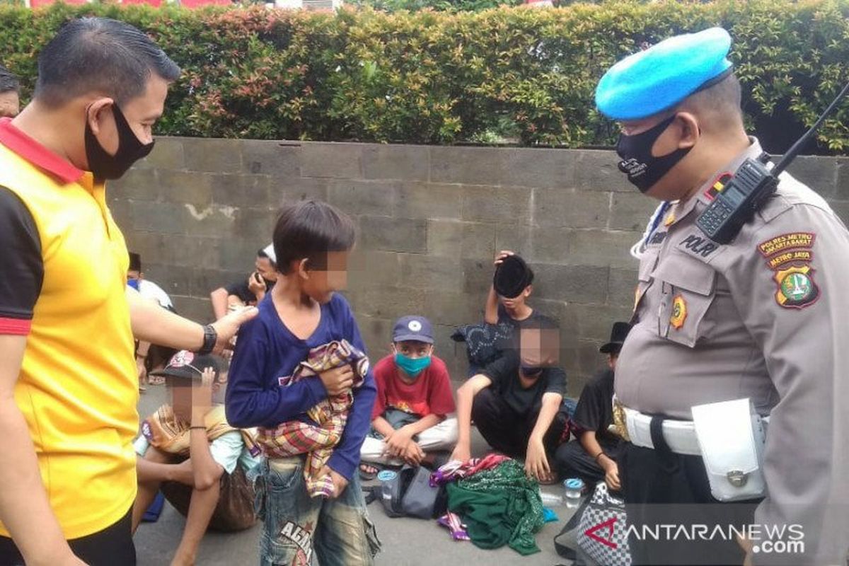 Anak-anak yang terlantar saat akan mengikuti demo di Gedung DPR diamankan di Mapolres Metro Jakarta Barat, Rabu (24/6/2020).