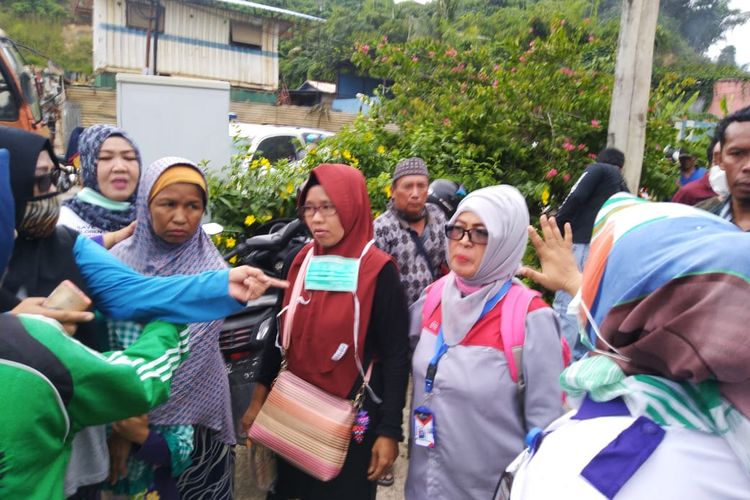 Keluarga Yusuf Achmad Ghazali hadir saat proses otopsi di Tempat Pemakaman Umum (TPU) Muslim, Jalan Damanhuri Samarinda Kalimantan Timur, Selasa (18/2/2020).