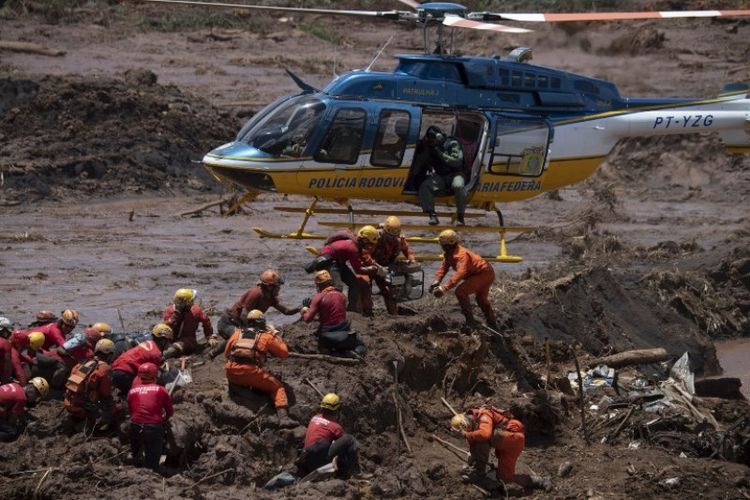Situasi upaya pencarian dan penyelamatan akibat runtuhnya bendungan pada Jumat (25/1/2019) di tambang bijih besi milik perusahaan tambang raksasa Brasil, Vale. (AFP/Mauro Pimentel)